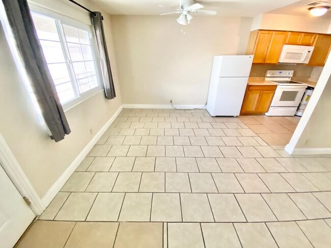 Building Photo - CUTE ONE BEDROOM / ONE BATH APARTMENT UNIT!