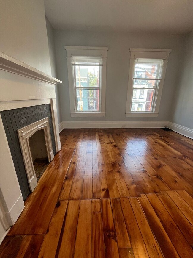 Building Photo - 816 Main St