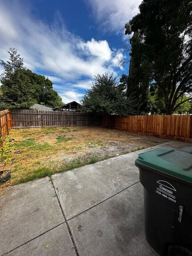 Building Photo - 5620 Brush Creek Dr