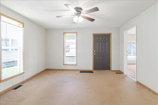 Building Photo - 4 bed, 3 bath