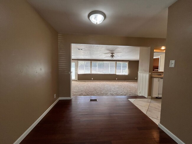 Building Photo - $0 DEPOSIT OPTION, U-HILLS, 4 BED, LARGE A...