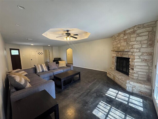Building Photo - 1045 Hidden Hills Dr