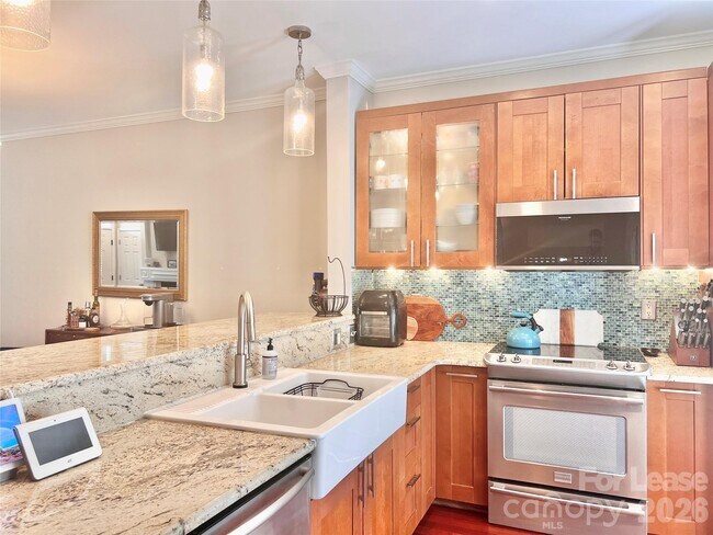 Building Photo - 833 W 4th St