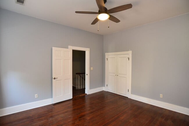 Building Photo - Historic Townhome !!