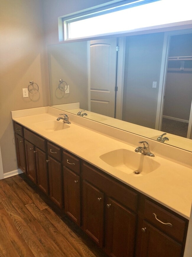 Building Photo - 4 Bed 2 Car Attached Villa in Blue Springs