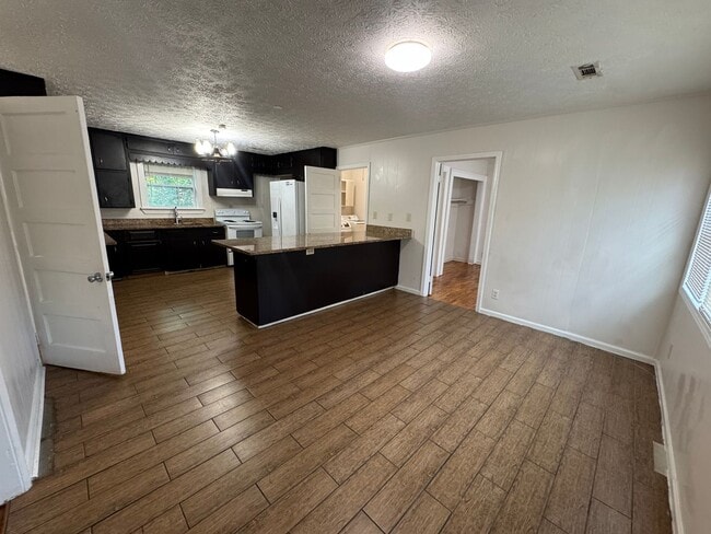 Building Photo - Updated 3/2 House across Shorter Universit...