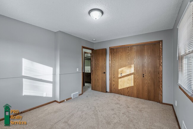 Building Photo - 4 Bedroom Home in Brooklyn Center
