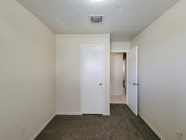 Building Photo - 10059 Emerald Creek Dr