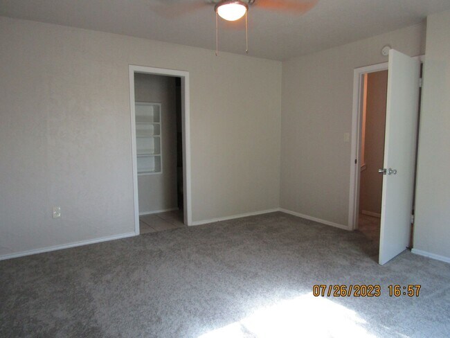 Building Photo - Very nice townhome located in the Heritage...