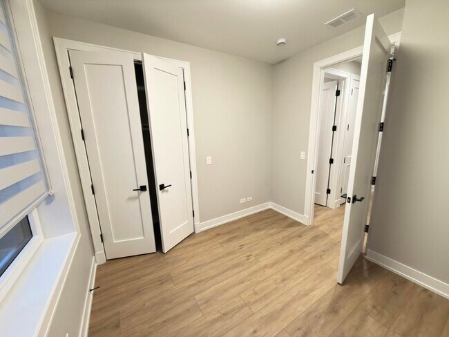 Building Photo - 2355 W Flournoy St