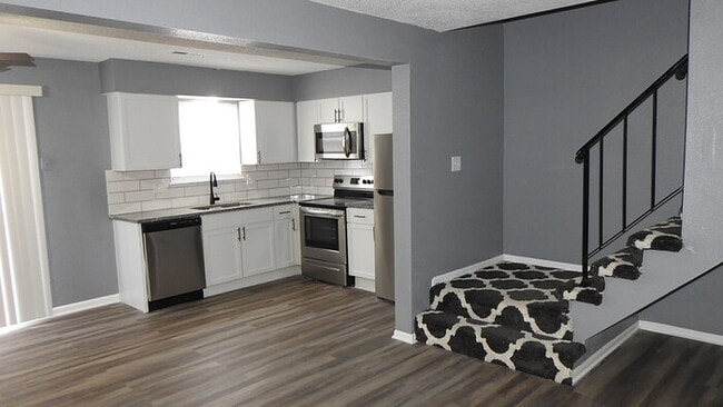 Building Photo - Blue Springs - 2 bed - 1.5 bath Townhome