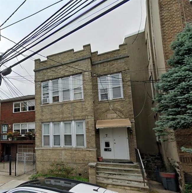 Building Photo - 7 Spruce St