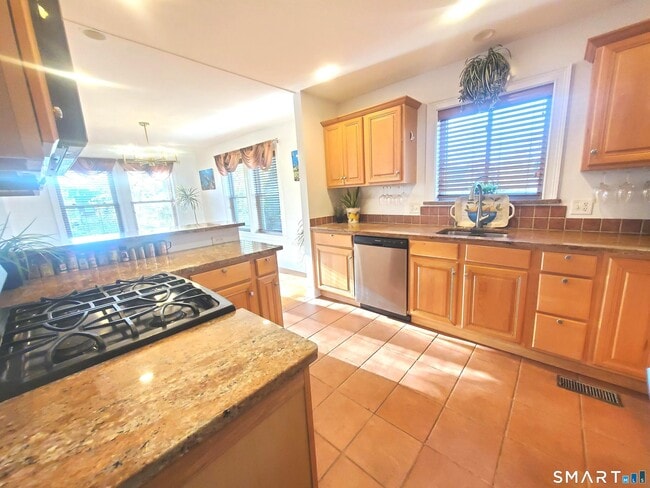 Building Photo - 1093 Shippan Ave