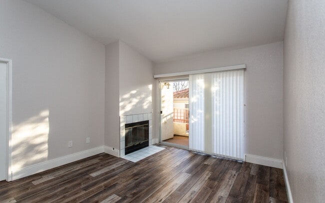 Building Photo - Upper Level 3 Bedroom, 2 Bath Condo!