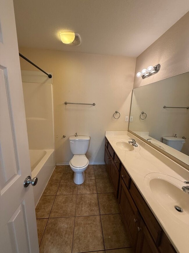 Building Photo - Charming Townhome, Prime Location, Cozy Li...