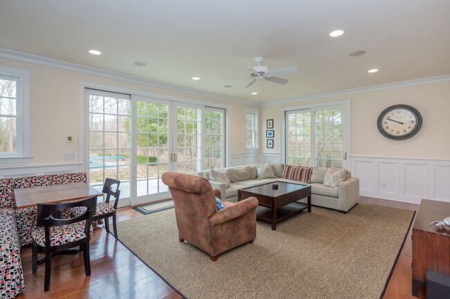 Building Photo - 21 Fieldview Ln