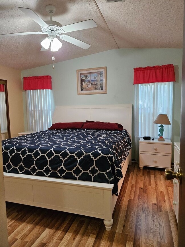 Building Photo - 2 bedroom 2 bath home int the beautiful La...
