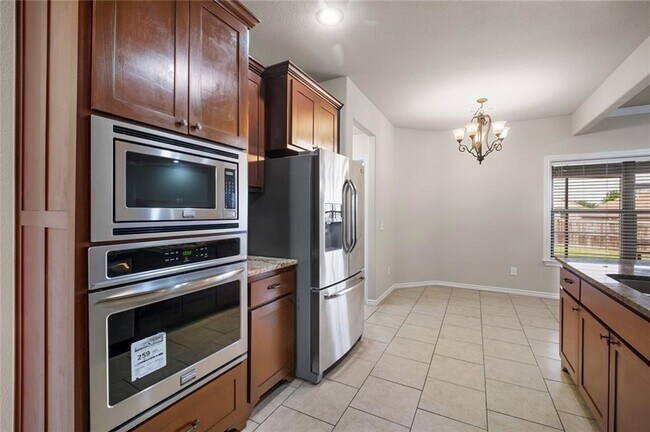 Building Photo - 904 SW Caprington St