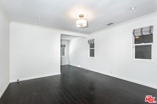 Building Photo - 1210 S Bedford Dr