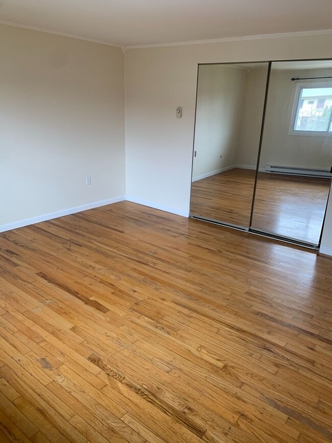 Building Photo - 2 Bedroom Apartment - Newburgh