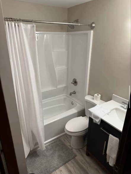 Building Photo - 308 W 6th St