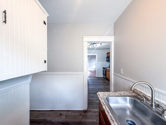 Building Photo - 18 Ellsworth St