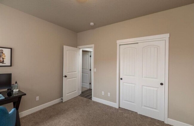 Building Photo - 4231 S Anderson Pl