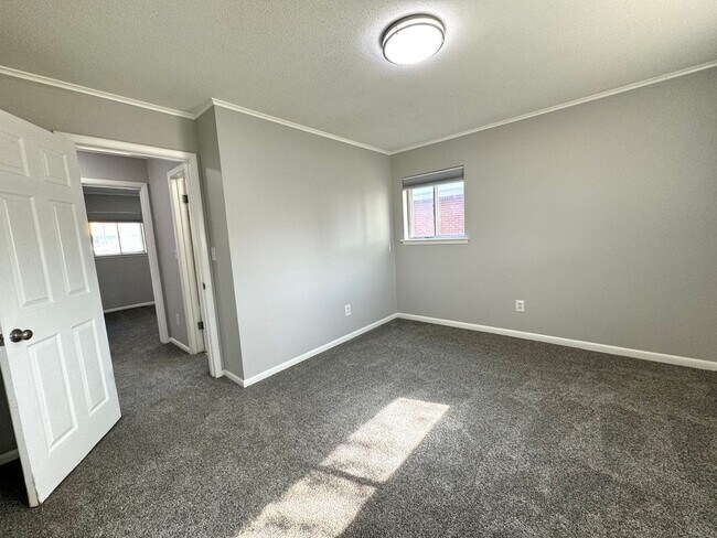 Building Photo - 1105 N Fern Ave