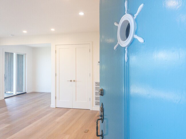 Building Photo - Stunning, Fully Remodeled Jr. 1bd/1ba! Remodeled! Private Deck! Parking! Laundry! PROGRESSIVE!