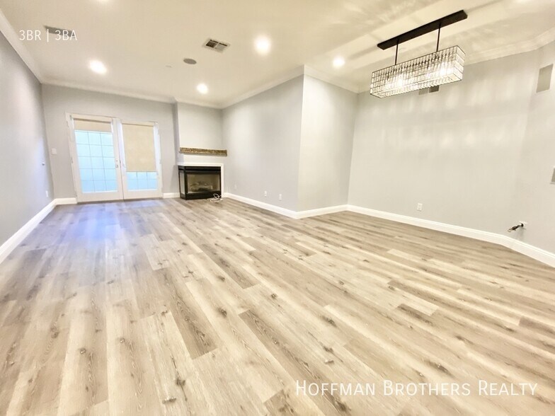 Building Photo - 1135 Rexford Dr