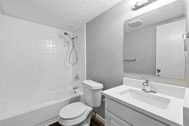 Building Photo - 2307 Montclair Dr