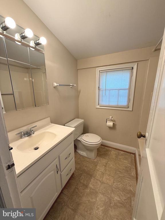 Building Photo - 422 Dunmore St