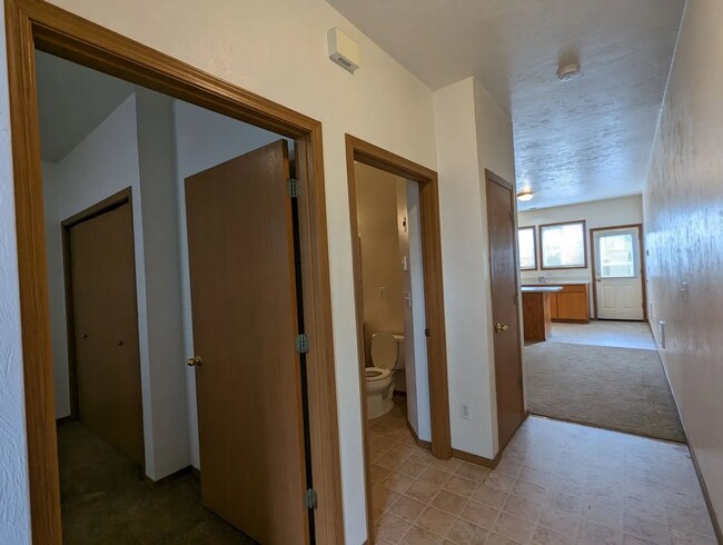 Building Photo - IveJ02