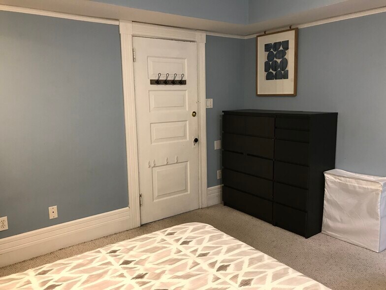 3rd floor middle bedroom - 3284 Dawson Street