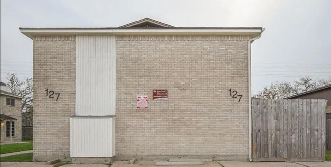 Building Photo - 127 Regency Ave