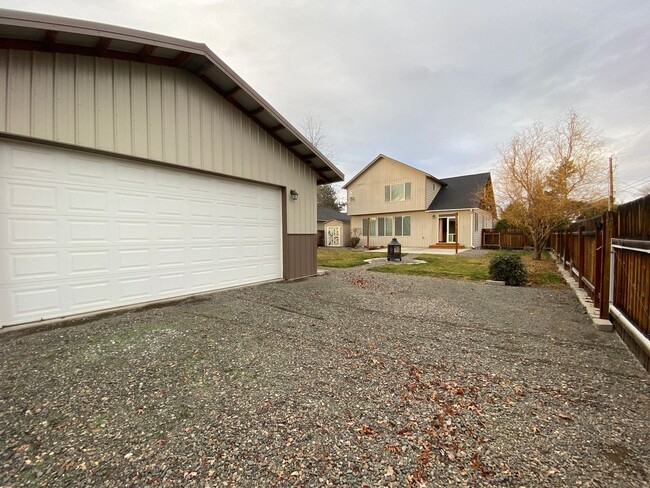 Building Photo - Gorgeous Home with Office, Extra Garage an...