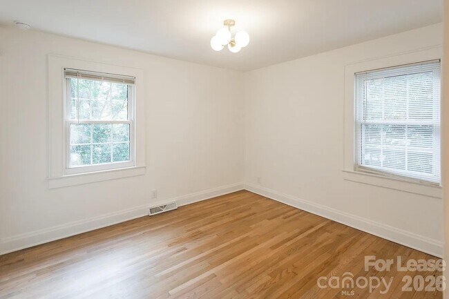 Building Photo - 152 W Park Ave