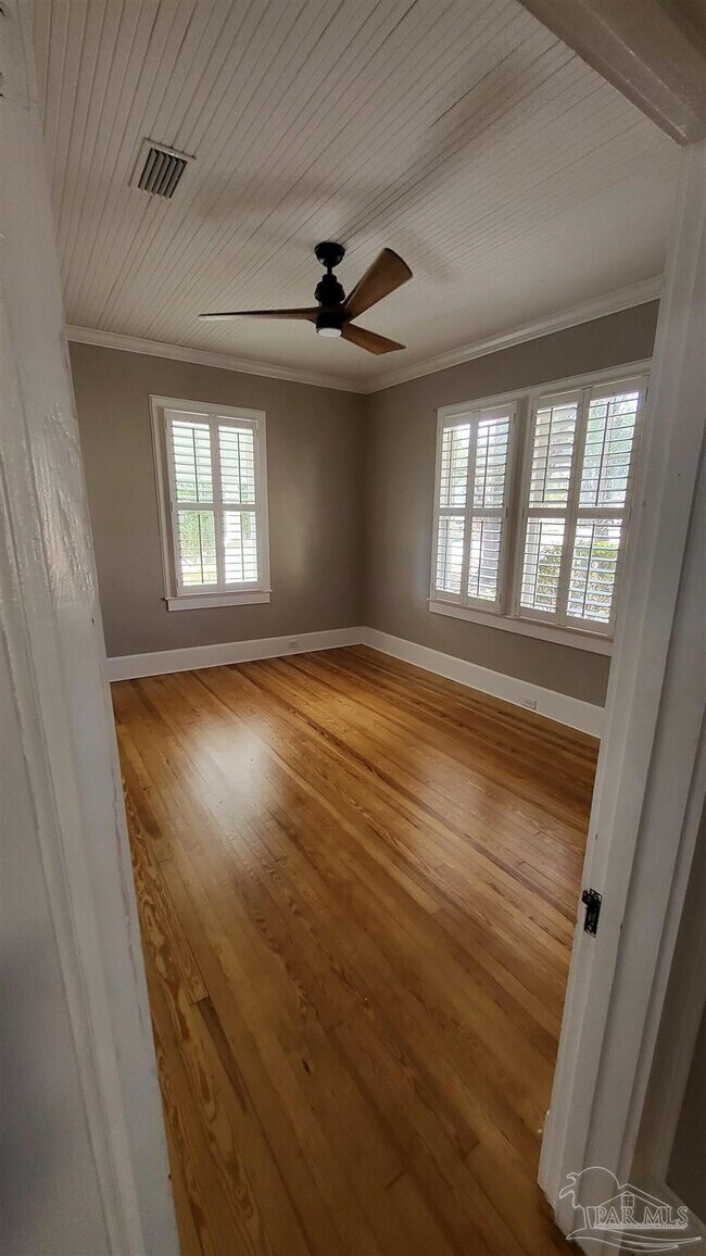 Building Photo - 1800 E Lloyd St