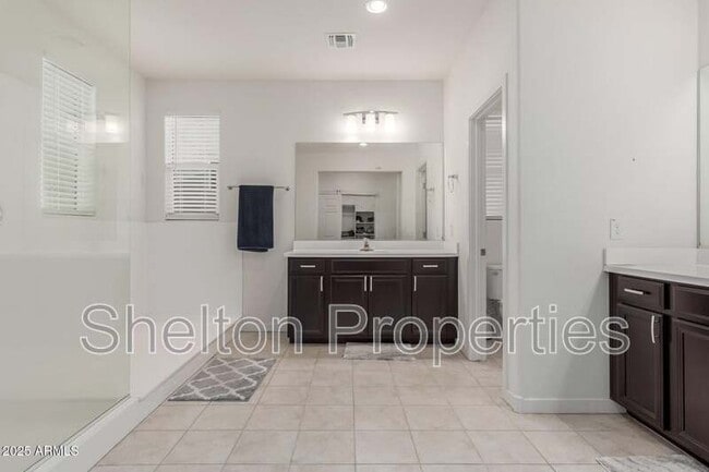Building Photo - 1310 N Zane Dr