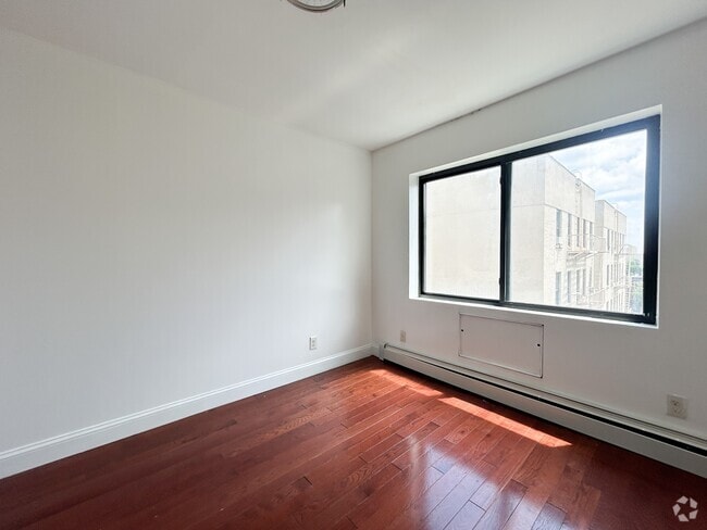 Building Photo - 2120 Daly Ave