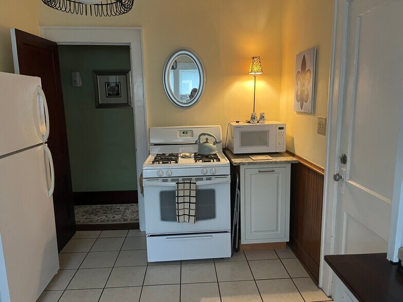 Building Photo - 719 W 2nd St