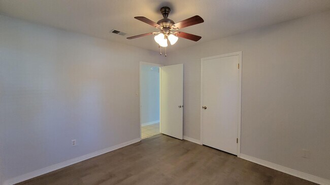 Building Photo - 1223 Redwood Ln