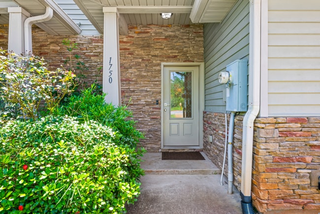 Building Photo - 4 Bed Navarre Townhome in Pool Community