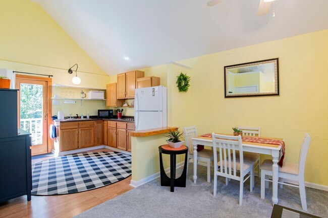 Building Photo - 9988 Hillview Dr
