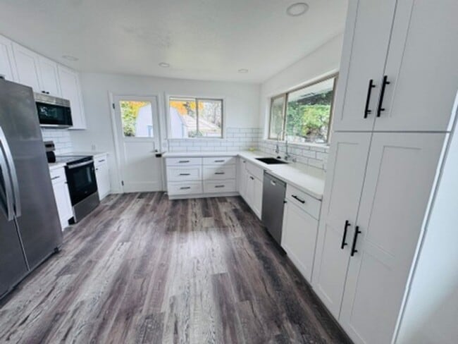 Building Photo - Completely Remodeled 3 Bedroom with Amazin...