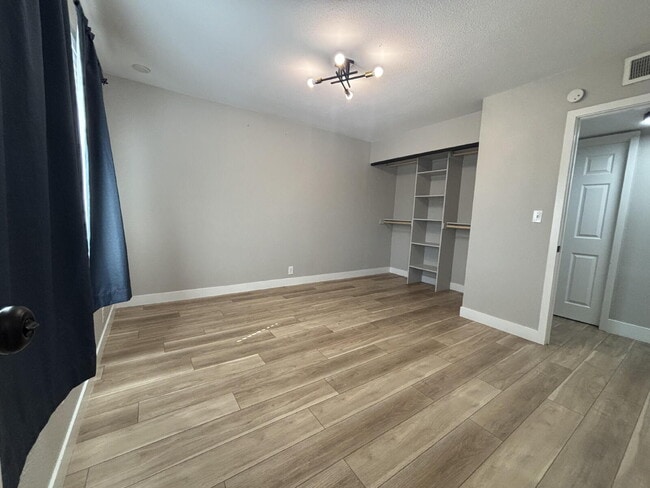 Building Photo - 3BR/2BA Single-Story — Minutes to Strip & Airport