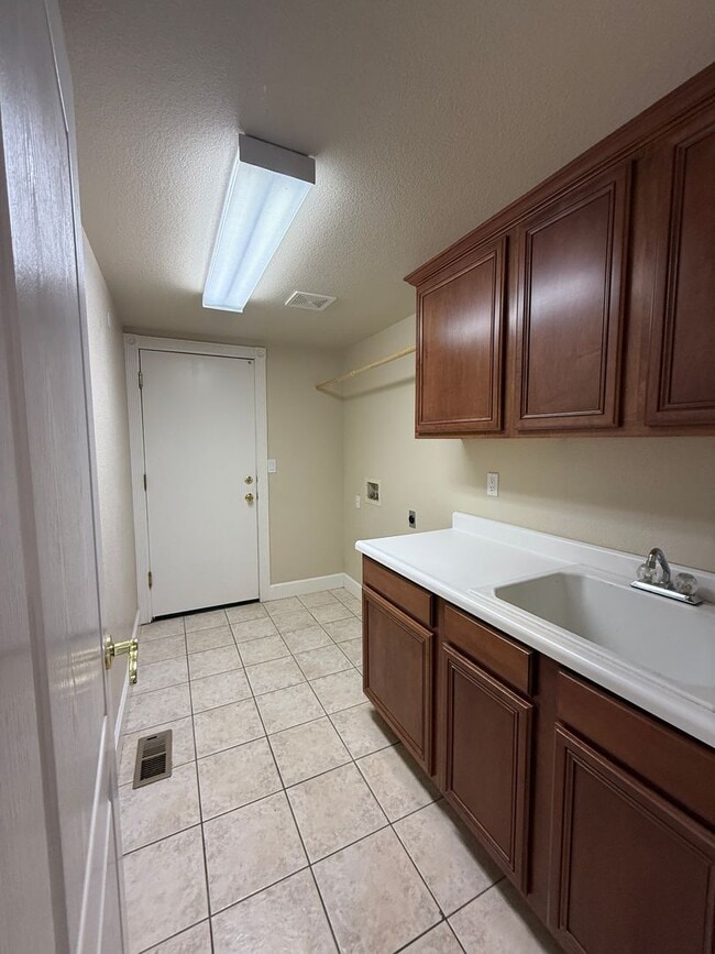 Building Photo - Beautiful 3 bed, 3 full bath two story home including a 3 car garage with 2800 sq ft of living space