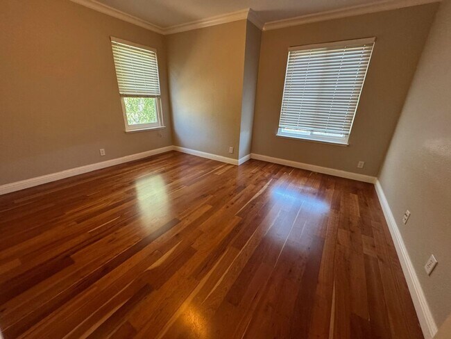 Building Photo - Fully remodeled home, Pet friendly with A/...