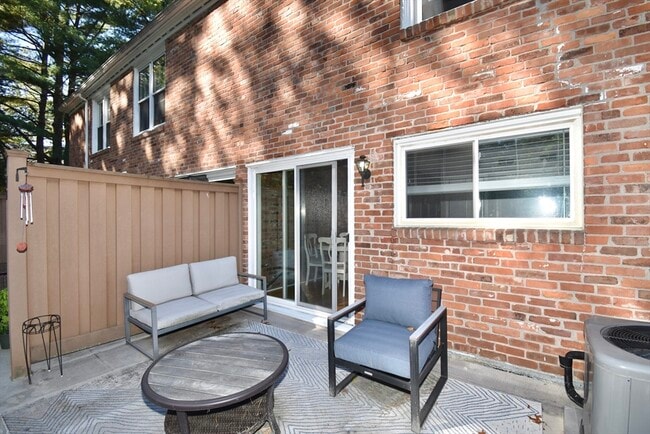 Building Photo - 15 Yorktown Dr
