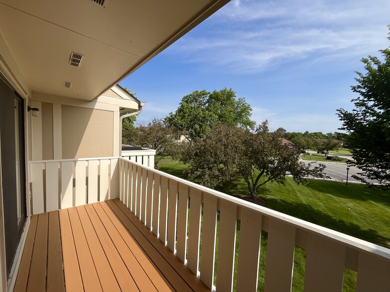 Building Photo - 1054 Deerpath Ct